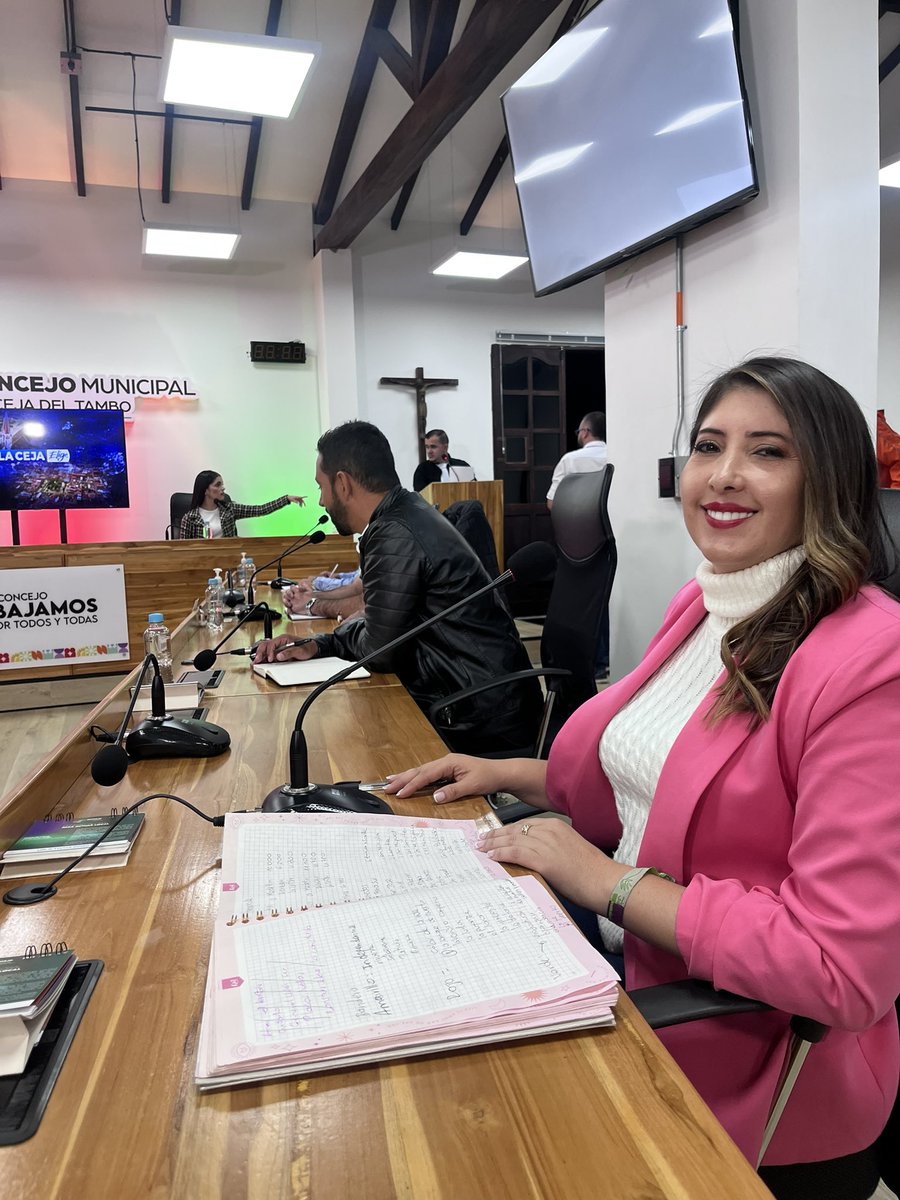 Estamos ((En vivo)) en el primer gran debate de candidatos a la Alcaldía de La Ceja invitados por <a href="/CanalMundomas/">Canal Mundo +</a>.

Los invito a acompañarnos en fb.watch/ncALB8ouKU/?mi….

#EsElMomento 🩷💜