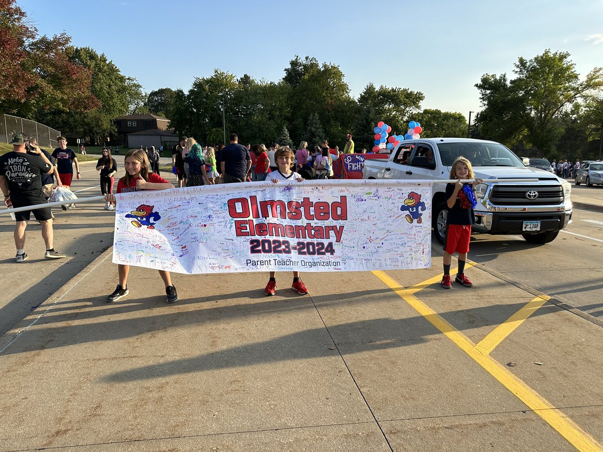 UrbandaleCSD's tweet photo. J-Hawk spirit was everywhere tonight! Thank you to our students, staff &amp; families for making the Homecoming Parade such a special tradition! #HOCO2023 https://t.co/b4PcraPPXw