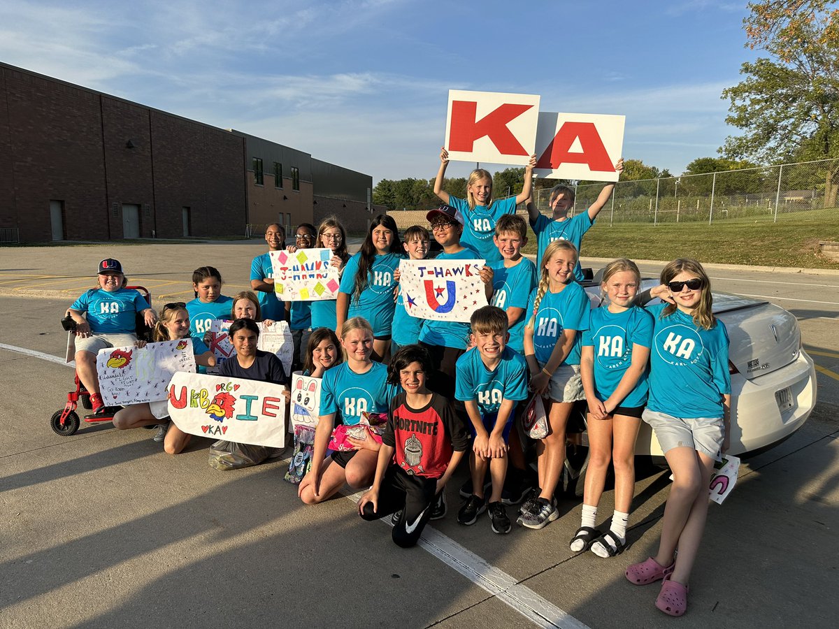 UrbandaleCSD's tweet photo. J-Hawk spirit was everywhere tonight! Thank you to our students, staff &amp; families for making the Homecoming Parade such a special tradition! #HOCO2023 https://t.co/b4PcraPPXw