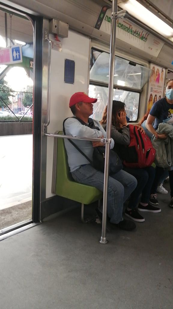 Miryski1's tweet photo. @GCalderon_Metro @MetroCDMX Línea 8 Vagon 3569 dirección garibaldi. Viene hombre en vagon de mujeres y ningún policia en estaciones para bajarlo. 😡 https://t.co/SN6rIgT3Tu