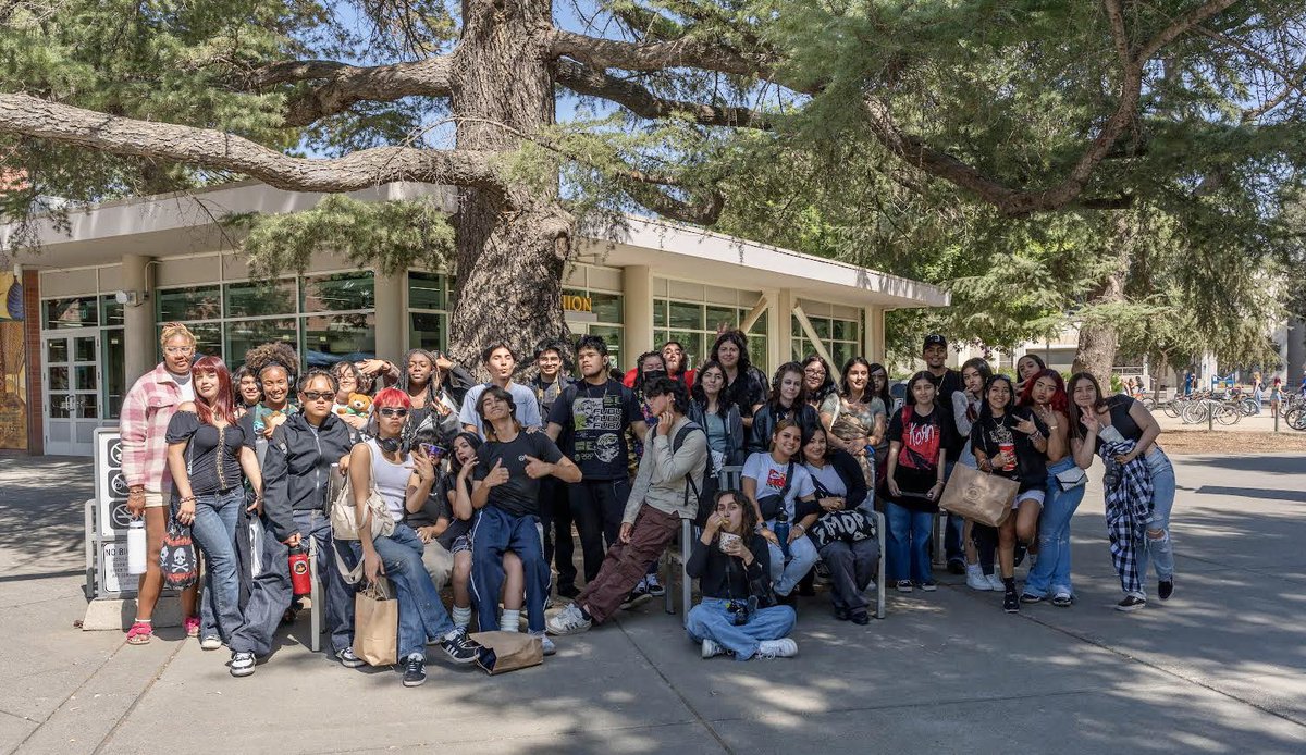 mtdiablohs's tweet photo. Multimedia pathway students toured @ucdavis today! They learned about the UC admission requirements and different programs offered🐴💙#collegebound #FutureAggies https://t.co/VuDAe1jCXv