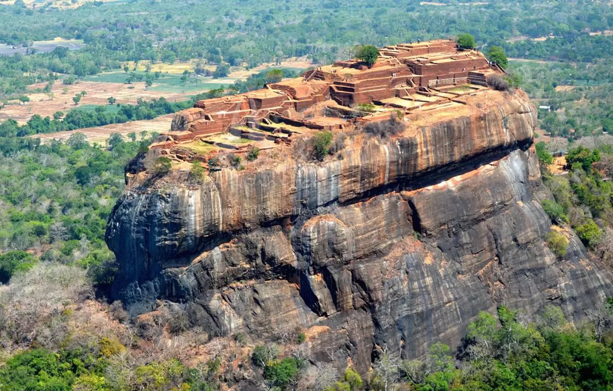 Enkidoo72's tweet photo. @THOMASLATHAM256 Lion’s Rock, Sri Lanka 

One of the most advanced sites on Earth

Like so many others, covered in black streaks 🤔 https://t.co/Q9HTRpzwRh