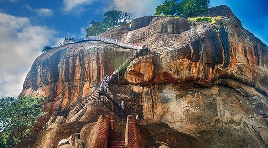 Enkidoo72's tweet photo. @THOMASLATHAM256 Lion’s Rock, Sri Lanka 

One of the most advanced sites on Earth

Like so many others, covered in black streaks 🤔 https://t.co/Q9HTRpzwRh