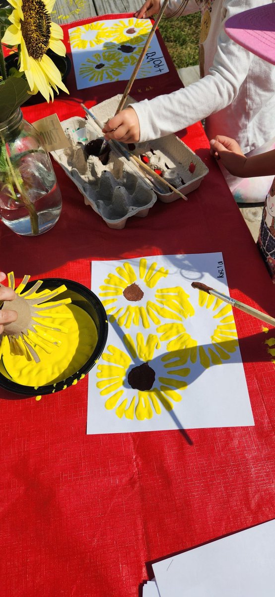 fgnazeda's tweet photo. Have a look at Chickadees' Sunflower arts! 🌻 Enjoyed the beautiful fall day while working on the project outside! 💛 @KanataHighlands #Kindergarten #outdoorlearning #artandcrafts https://t.co/F5V4wLb6r3