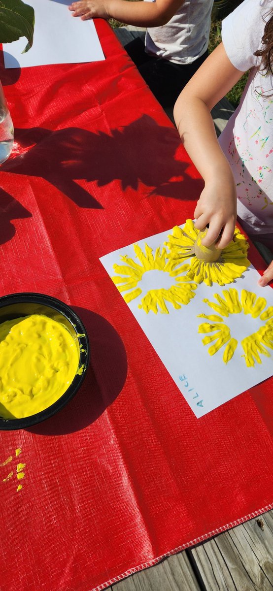 Have a look at Chickadees' Sunflower arts! 🌻 Enjoyed the beautiful fall day while working on the project outside! 💛 <a href="/KanataHighlands/">KanataHighlands</a> #Kindergarten #outdoorlearning #artandcrafts
