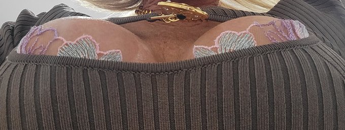 Heres a good titty teaser pic ... cleaning out phone. https://t.co/3Wg7jn9W7D