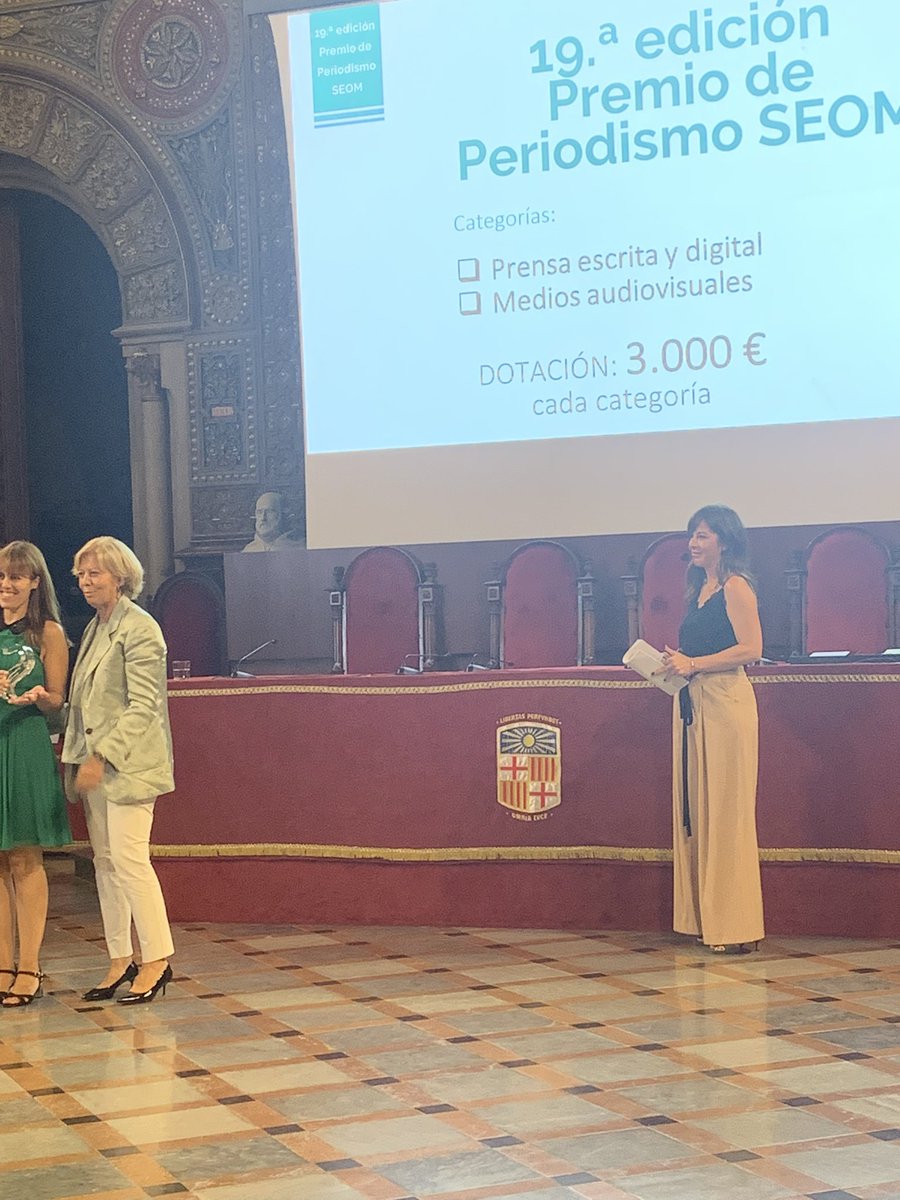 _SEOM's tweet photo. Hemos entregado los 19. Premios de Periodismo SEOM a @teresa_rubio de @La_SER y Gracias Pablos de @elmundoes Enhorabuena por contar los avances de #cancer con rigor y sin alarmismos https://t.co/LS6K2LAFrP