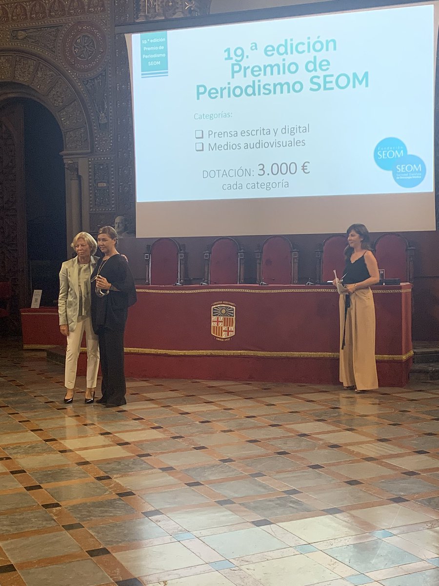 _SEOM's tweet photo. Hemos entregado los 19. Premios de Periodismo SEOM a @teresa_rubio de @La_SER y Gracias Pablos de @elmundoes Enhorabuena por contar los avances de #cancer con rigor y sin alarmismos https://t.co/LS6K2LAFrP