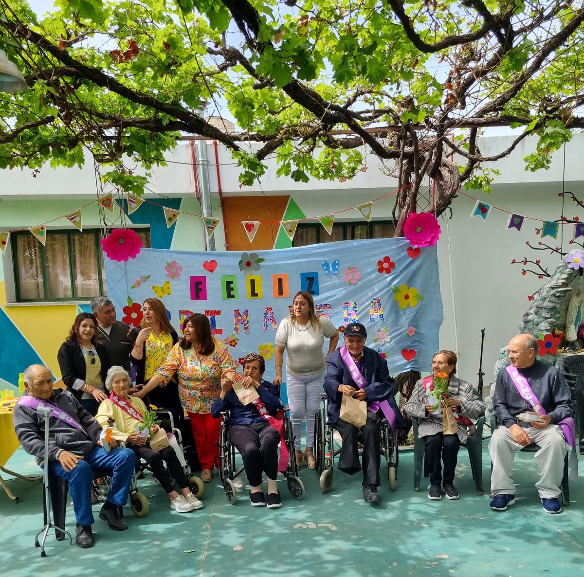 lr_amparo's tweet photo. PRIMAVERA con los abuelos del Hogar San José 🌻🌼. Grata y hermosa Jornada. Gracias por la Invitación Directora Carolina Megias. https://t.co/Wm7tAsMSDr