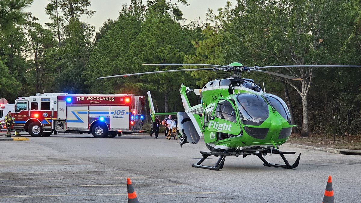 Grenade86's tweet photo. Life4 making a pickup from Memorial Hermann ER in the Woodlands WalMart parking lot...@houstonairw https://t.co/eEVHc8VmHp