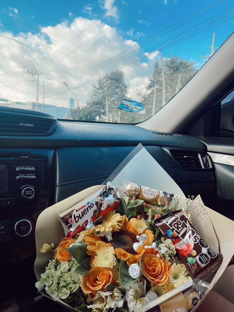 La más feliz con mis flores 🥰🥰