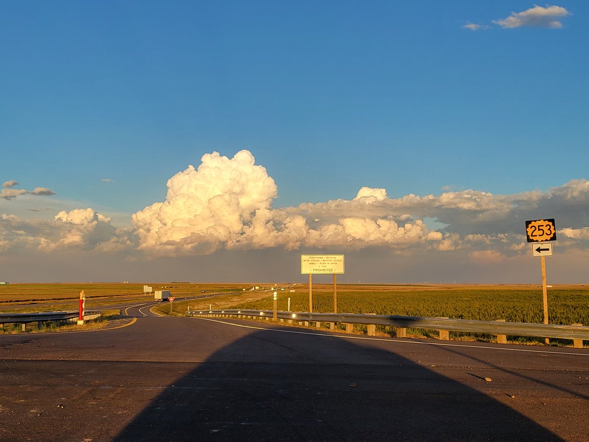 KDBask's tweet image. Beautiful view of the clouds over Western Kansas right now. Think I'm going to hang back as @weatherchannel suggested before heading to #Hays #Kansas