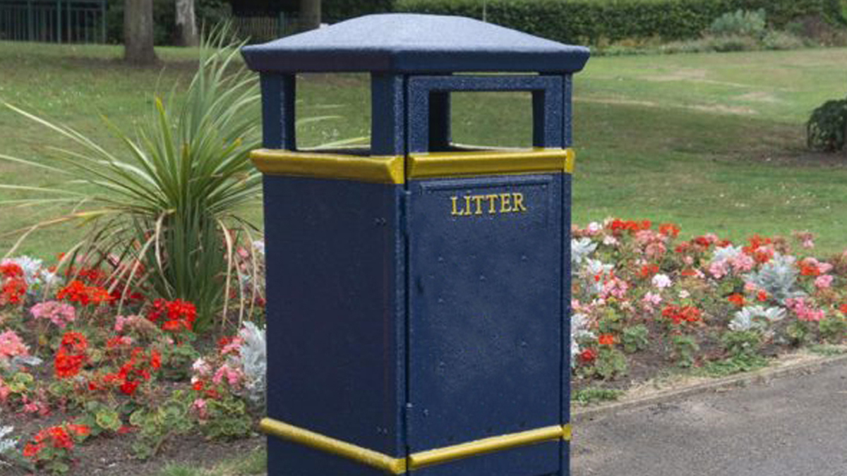 Calling all councils! Are your bins weatherproof and ready for the next winter? We have a huge range of weatherproof bins that are perfect for parks, towns, and seaside towns. 

recyclingbins-direct.co.uk/shop/glass-fib…

#recyclingbins #bins #commercialsupplies #litterbins