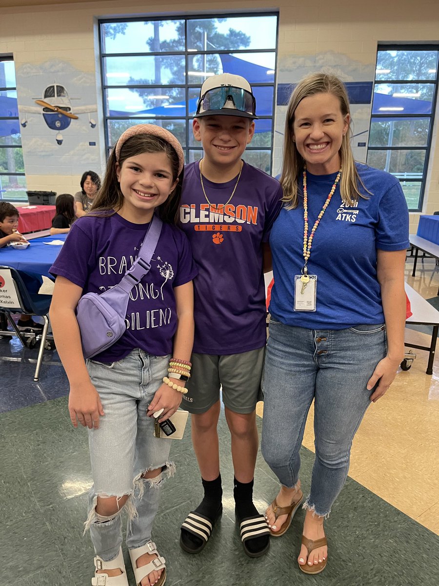 RTEFlightStatus's tweet photo. Tonight we hosted our very first Military Family Night of the school year! Families came together to build their network at an Ice Cream Social…complete with music, trivia, coloring &amp; prizes! @R2MilConnected @RichlandTwo #WEareRTE https://t.co/CYiRBsuGIp