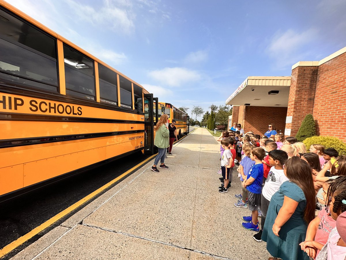 MissBKinder_SS's tweet photo. First couple weeks of Kindergarten Part 1: some play time to socialize with our new friends, bus safety practice and some STEAM to build up our fine motor skills🫶 @Jen1Curry @kristymc24 https://t.co/brC4sFhPMf