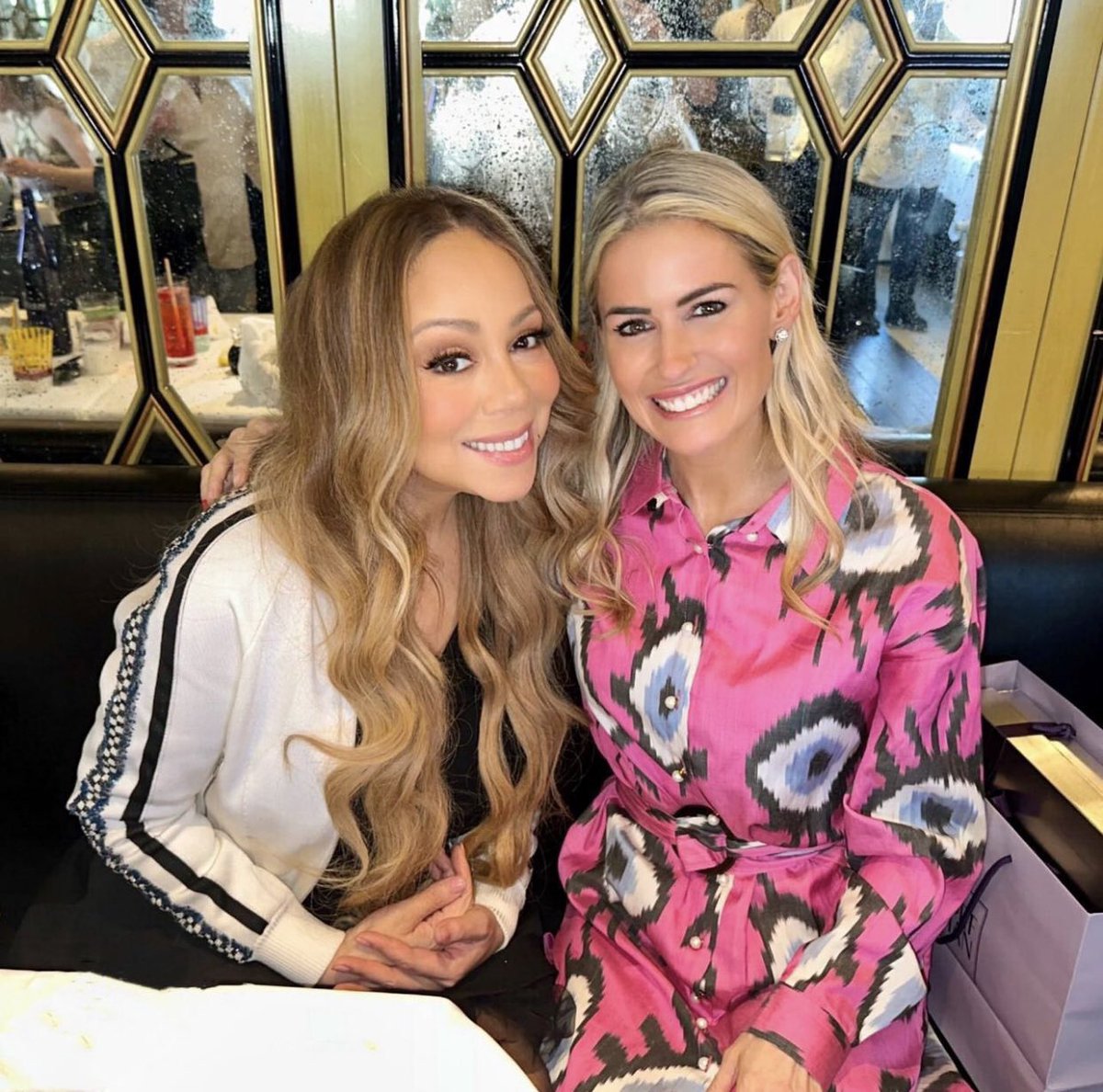 CentralLamb's tweet photo. SHE APPEARED! New picture of our mother @MariahCarey with the founder of Serpentine Jewels. https://t.co/6cN9G1ql4n