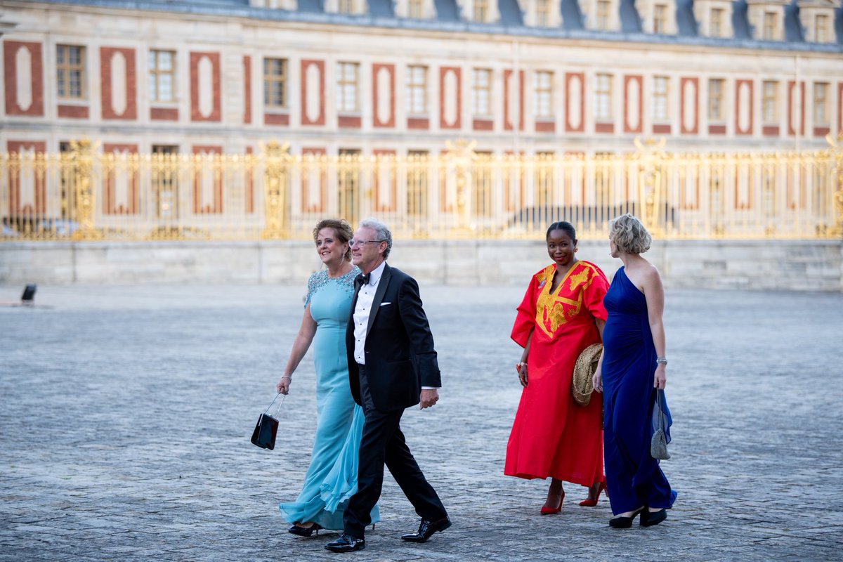 Our bubu dress à l’Élysée 👋🏿 nous aussi on a un peu représenté la abaya 😂 alongside with la femme du Roi