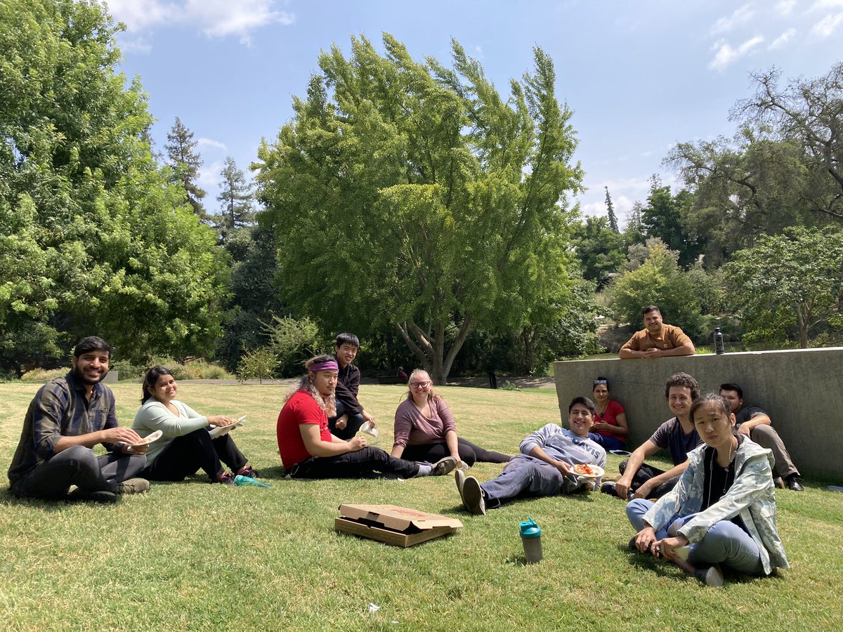 Post lab clean-up pizza party in the arboretum.  Ready for a fall quarter!