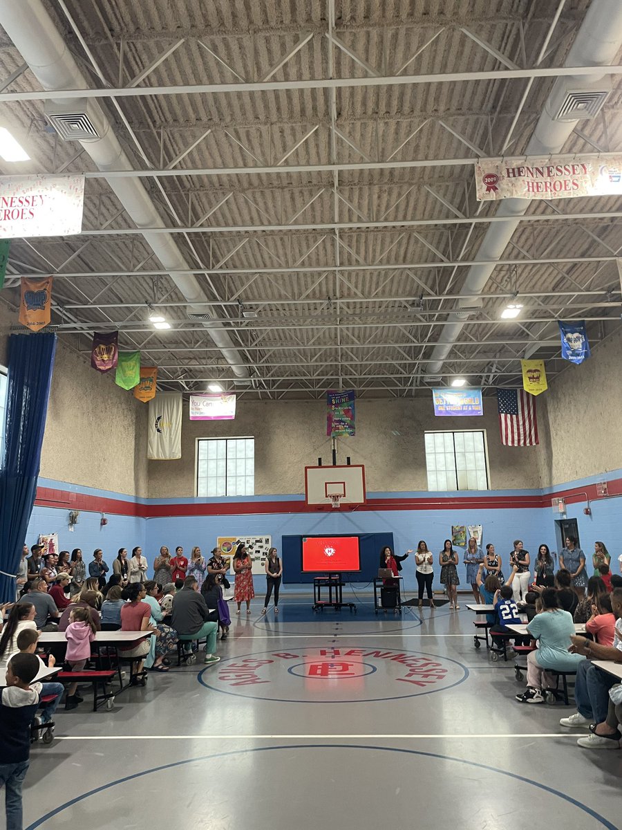 TNap12's tweet photo. Full house for our Open House! We are so happy that so many families attended! @HennMrsVieira #bestPTAever! https://t.co/P5e06QD27H