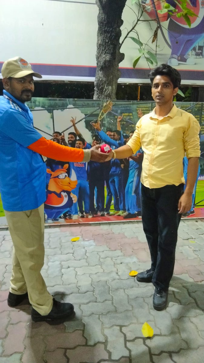 arif_iocl's tweet image. #XP95 giveaways at ROs under Chandigarh DO @ioclpunjab on the eve of India Australia Match. Customers posed with Indian team Display at ROs were gifted cricket balls.  Shubhman Gill was one of our customers who came to fuel XP95 at COCO IT Park, Chd
@IndianOilcl
@DirMktg_iocl