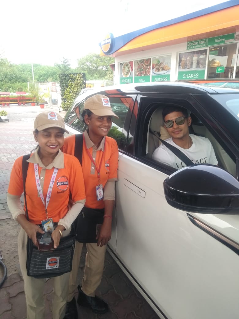arif_iocl's tweet image. #XP95 giveaways at ROs under Chandigarh DO @ioclpunjab on the eve of India Australia Match. Customers posed with Indian team Display at ROs were gifted cricket balls.  Shubhman Gill was one of our customers who came to fuel XP95 at COCO IT Park, Chd
@IndianOilcl
@DirMktg_iocl