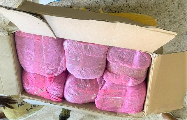 liberia_revenue's tweet photo. We have handed over 3 boxes of confiscated narcotics drugs to the Liberia Drugs Enforcement Agency and 13 short single-barrel firearms to the joint security. The both suspects are in police custody.
#BorderSecurity
#LRACustoms https://t.co/xYRvetRlN4