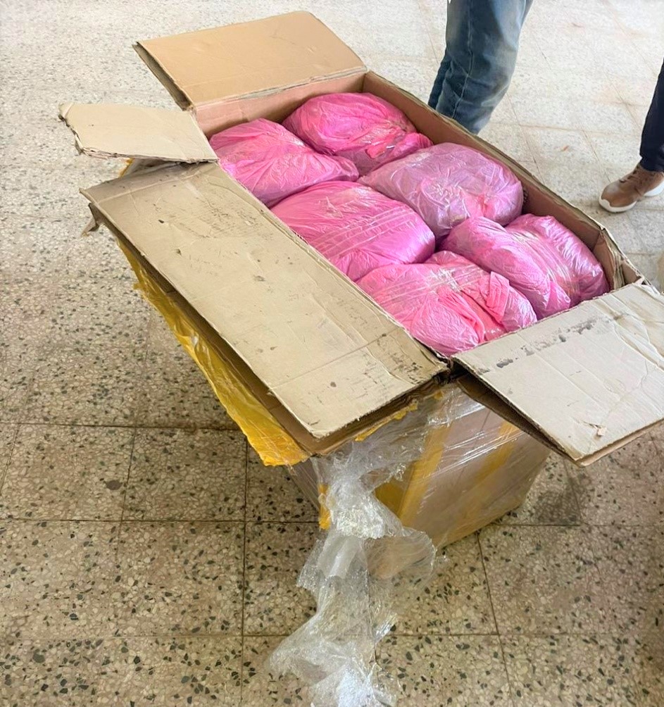 liberia_revenue's tweet photo. We have handed over 3 boxes of confiscated narcotics drugs to the Liberia Drugs Enforcement Agency and 13 short single-barrel firearms to the joint security. The both suspects are in police custody.
#BorderSecurity
#LRACustoms https://t.co/xYRvetRlN4