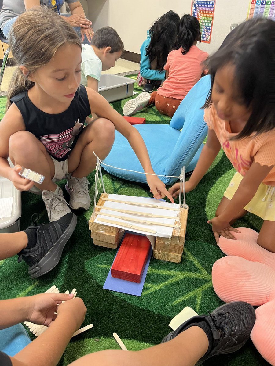 The objective: build a bridge that’s strong and stable 🌉. I got to see students testing their bridges and making improvements. I saw some strong and stable bridges!!! Mission accomplished 👏🏼