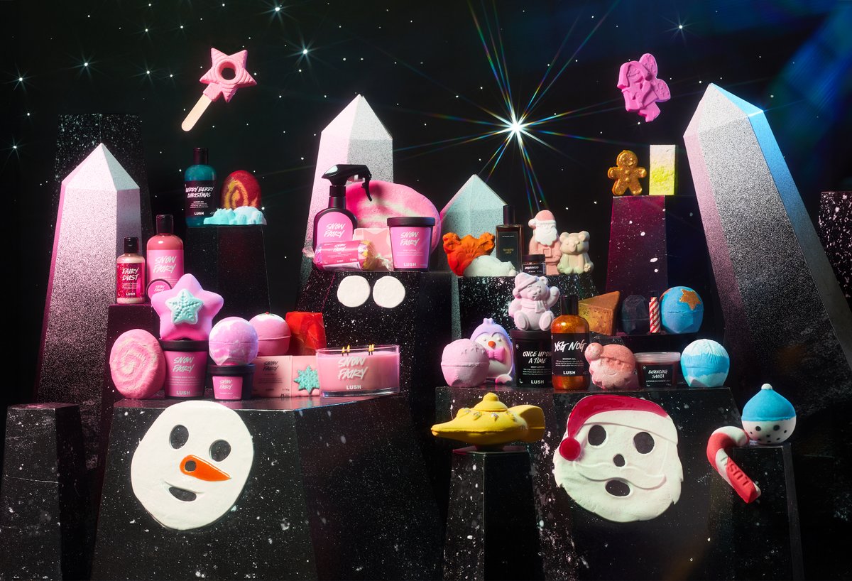 lushjp_imtchksh's tweet photo. 【新商品】クリスマス商品のご紹介

あまーい香りのフェアリーキャンディシリーズ、
サンタさんに一瞬でなれちゃうフェイスマスク、
可愛いペンギンのバスボムなど、
クリスマスまでワクワク感を高めてくれる商品がたくさん登場。
お店で早めのクリスマスを体感しませんか。
#lush ＃クリスマス https://t.co/PZgVEBLrxJ