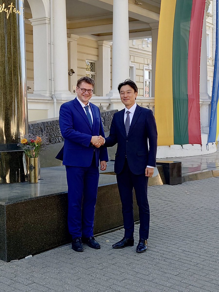 On Sep 21, the 2nd Japan-Lithuania bilateral security consultation was held in #Vilnius. They exchanged views on regional affairs, defense policy of both nations and defense cooperation &amp; exchanges. #JMOD/#JSDF further strengthens the cooperation with #Lithuania. 🇯🇵🇱🇹