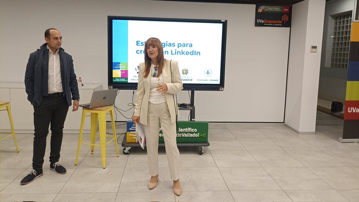 PC_UVa's tweet photo. ☕Comenzamos un nuevo desayuno 'Valladolid Emprende Talento' con @HacheVictor sobre cómo hacer crecer tu proyecto o startup en LinkedIn. 

M. Ángeles Pérez, directora de nuestra institución, da la bienvenida a los asistentes e inaugura el evento. https://t.co/PXbuTV1jjL