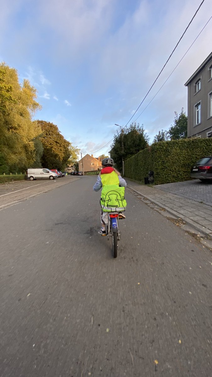 daanaeyels's tweet photo. #strapdag. In fluo en met #fietshelm.
Blij dat we met de ouderraad een fluo regenhoes konden voorzien voor alle kinderen in @GO_onderwijs van #asse.
Vanavond #fietsrepair café met @FietsersbondBE én de lokale fietsenmaker.
#goedezaken https://t.co/9WQLZfeMhT