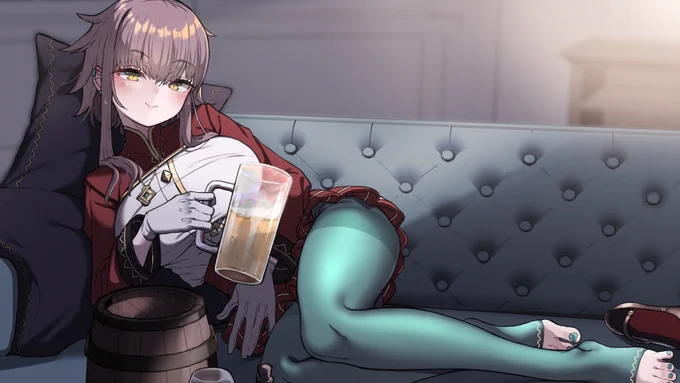 自分の服を全部ダメにしたので主人の制服を着て酒を飲んでるメイドの絵です 