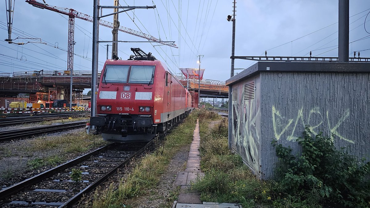 TWeinlein's tweet photo. Arbeit 🥳

Unsere #Schiebelok für den #Tonzug ist defekt und auf dem Weg hier her.

Daher muss eine neue nach Spiez für Morgen.

Also, einmal #Lokzug mit 140 km/h gen Süden brettern 🚂💨💨💨💨

#BR185 #Lokführer #Cargo #TRAINfluencer https://t.co/0Pm8v2rLaR