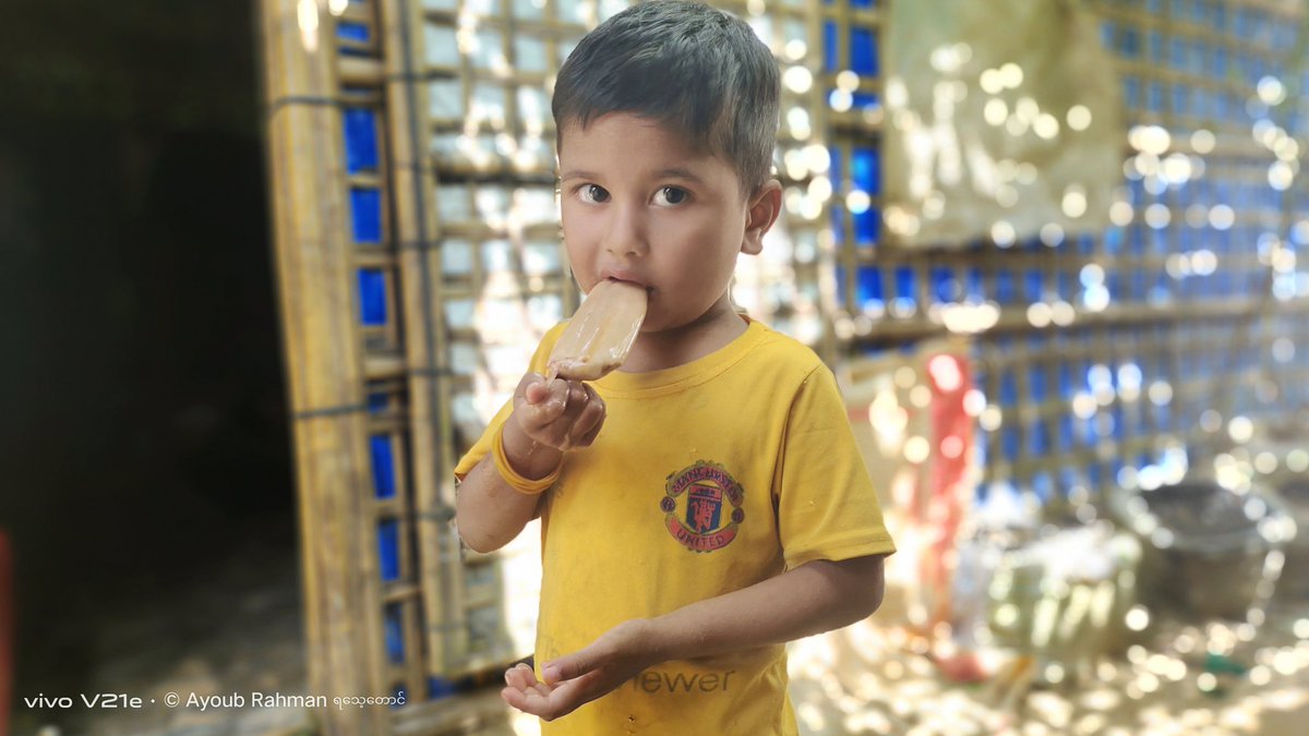 AyubRahman21's tweet photo. Rohingya 🍦🍦 boy

#InRohingyaRefugeeCamp
#RohingyaChild
#Ice_cream
#photography @AyubRahman21 https://t.co/vure8OxZ9l
