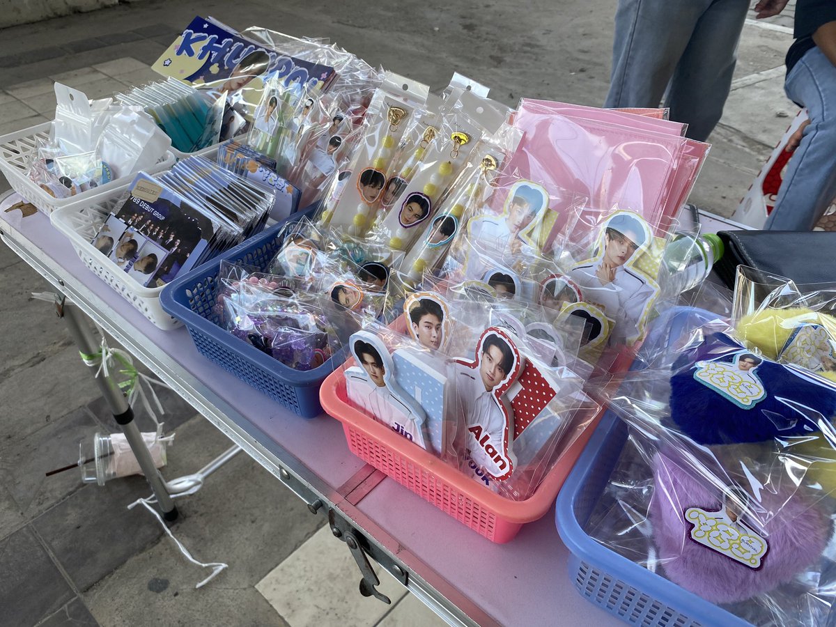 P_MAERD's tweet photo. ปล่อยของน้องๆ789  3ชิ้น100  แถมกระจก(มีจำนวนจำกัด) พิกัดใต้ทางด่วน เดินมาดูได้นะคะ  💖🤗#789TheTimeCapsuleDay1 https://t.co/A9KN3x2ZnF