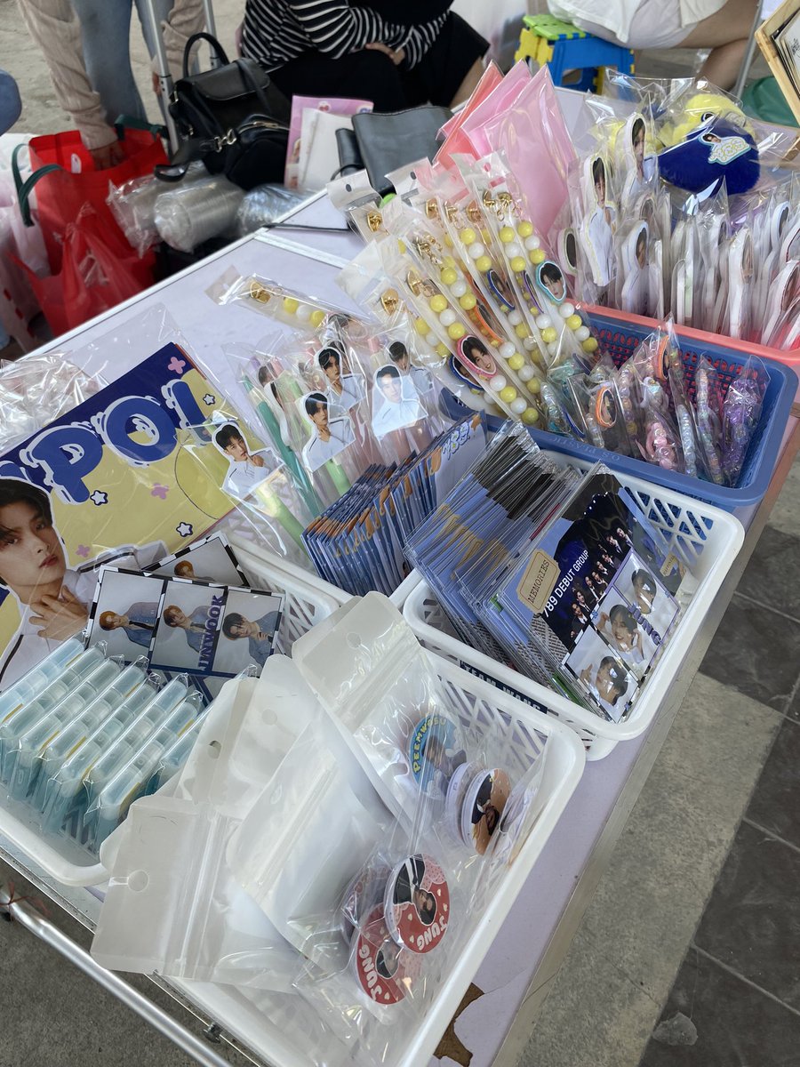 P_MAERD's tweet photo. ปล่อยของน้องๆ789  3ชิ้น100  แถมกระจก(มีจำนวนจำกัด) พิกัดใต้ทางด่วน เดินมาดูได้นะคะ  💖🤗#789TheTimeCapsuleDay1 https://t.co/A9KN3x2ZnF
