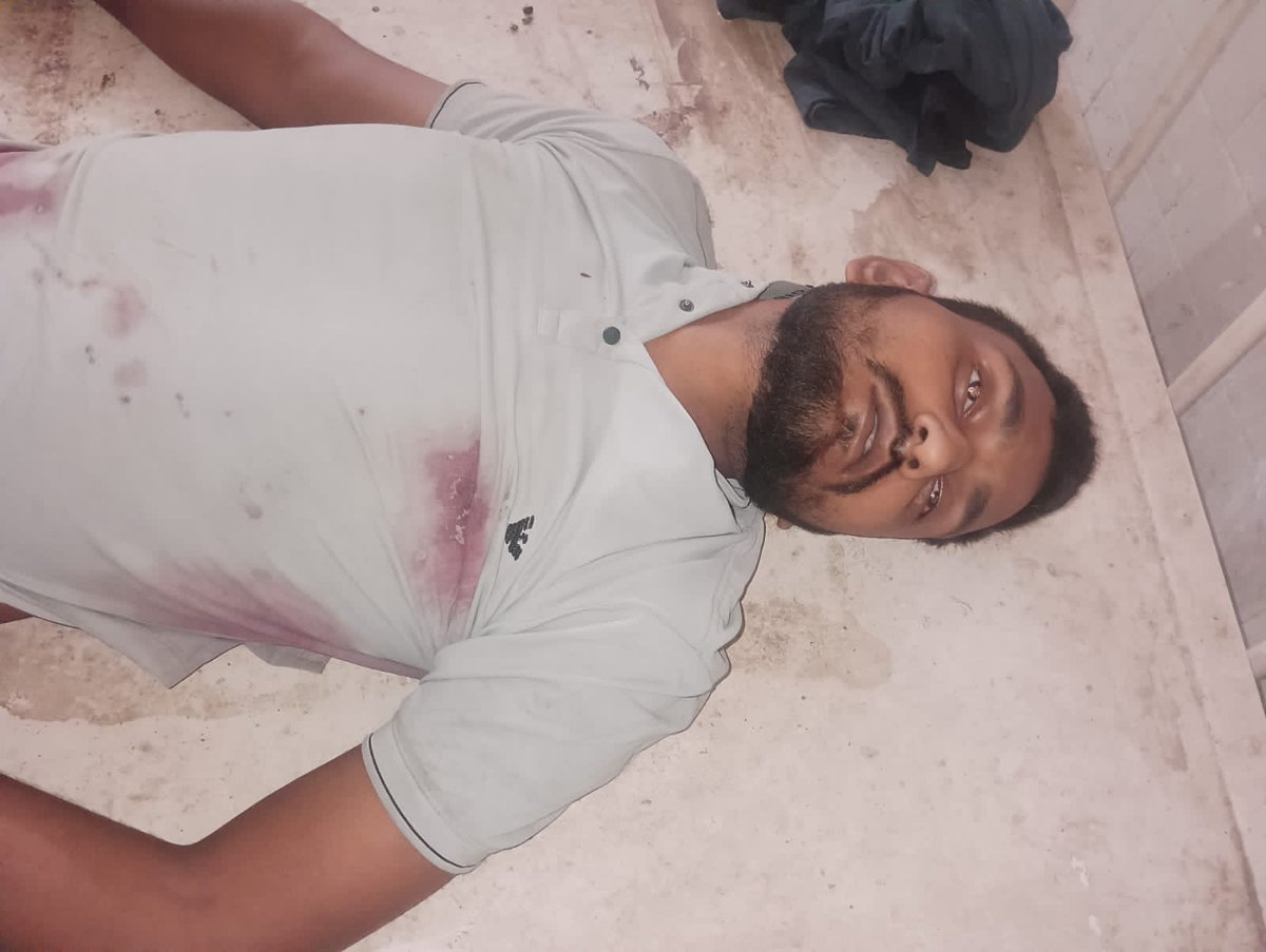 अनीश खान यमराज के पास पहुंच गया.. इसी ने सरयू एक्सप्रेस में महिला सिपाही से हैवानियत की थी. पुलिस से बचकर अनीश भागा.. फिर वही हुआ जो योगी बाबा ने कहा था.. छेड़छाड़ करने वालों को अगले चौराहे पर यमराज मिलेंगे.. मिल गए.. ले गए साथ में..
<a href="/myogiadityanath/">Yogi Adityanath</a> <a href="/Uppolice/">UP POLICE</a> <a href="/homeupgov/">Home Department, UP</a> <a href="/dgpup/">DGP UP</a>