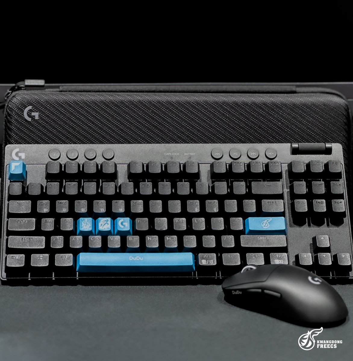 SOOPers_LoL's tweet photo. Logitech G에서 광동 프릭스 선수단을 위해
특별하게 커스터마이징 된 선물을 준비해주셨습니다!🎁
새로운 장비와 함께 다음 시즌 더욱 힘차게 달려나갈 준비하겠습니다🔥

#KDFWIN #GOKDF #BITEIT #ONTHEGAME
#PROXSeries #PROXSuperlight2 #PROXTKL #PROX2 #LogitechGPROSeries #logitechG https://t.co/36lLVGRbR0