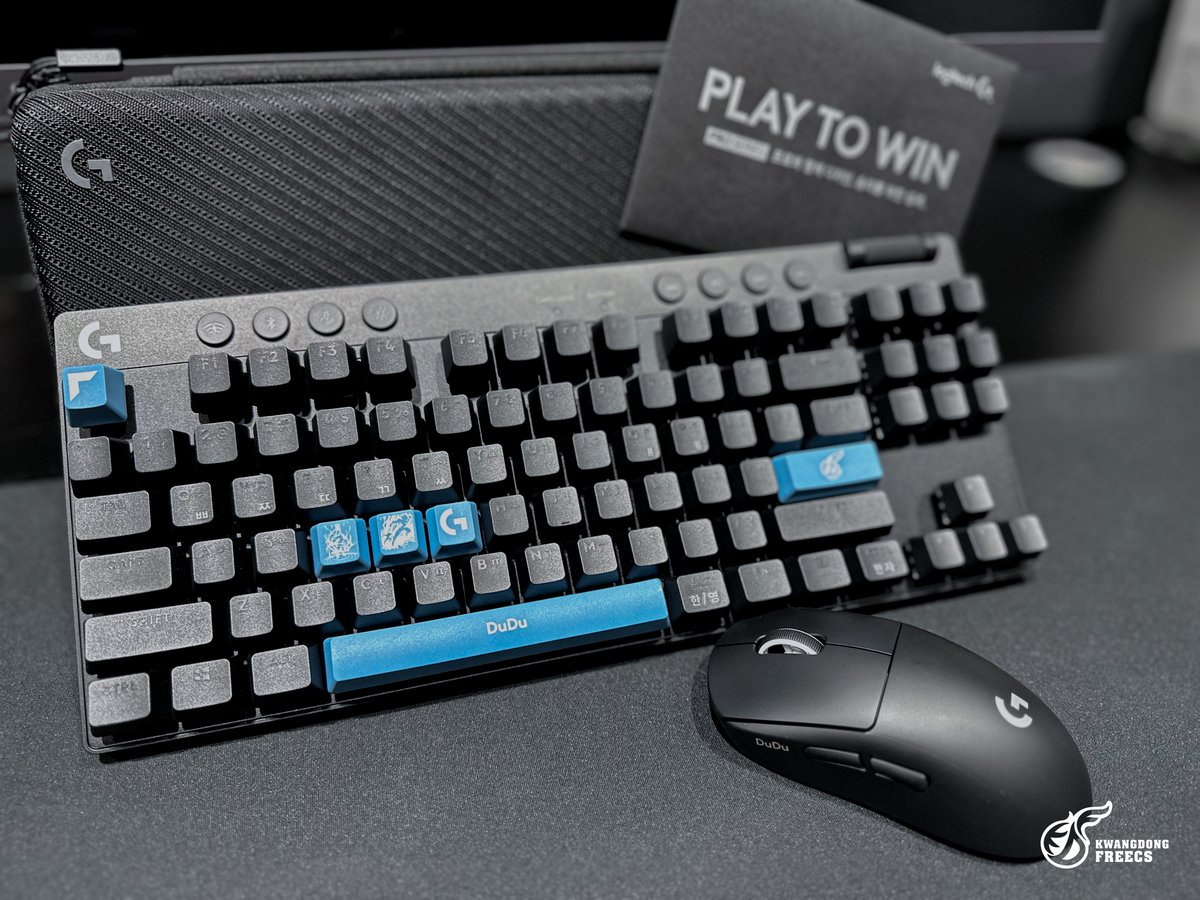 SOOPers_LoL's tweet photo. Logitech G에서 광동 프릭스 선수단을 위해
특별하게 커스터마이징 된 선물을 준비해주셨습니다!🎁
새로운 장비와 함께 다음 시즌 더욱 힘차게 달려나갈 준비하겠습니다🔥

#KDFWIN #GOKDF #BITEIT #ONTHEGAME
#PROXSeries #PROXSuperlight2 #PROXTKL #PROX2 #LogitechGPROSeries #logitechG https://t.co/36lLVGRbR0