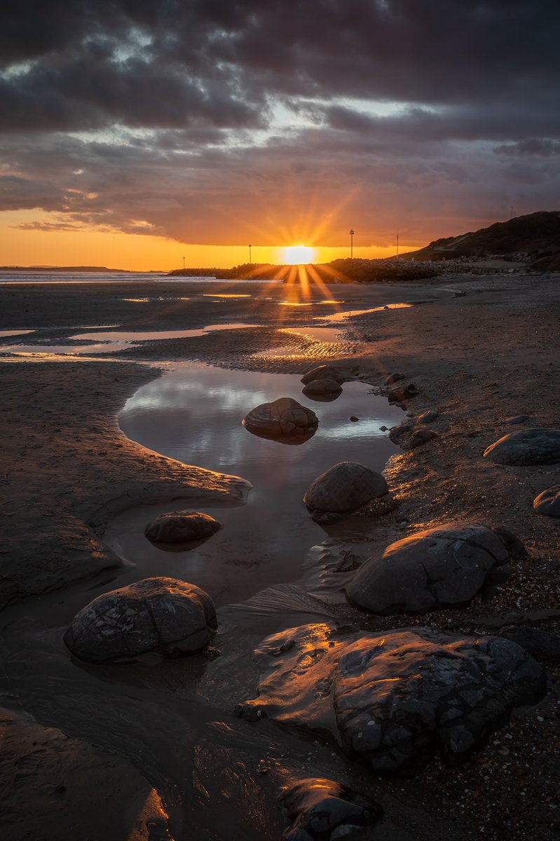 Matt_Pinner's tweet photo. Question 🙋 
Do you think this is 
Sunset ? Or Sunrise ?  Highcliffe beach https://t.co/ZgDOCB0f7k