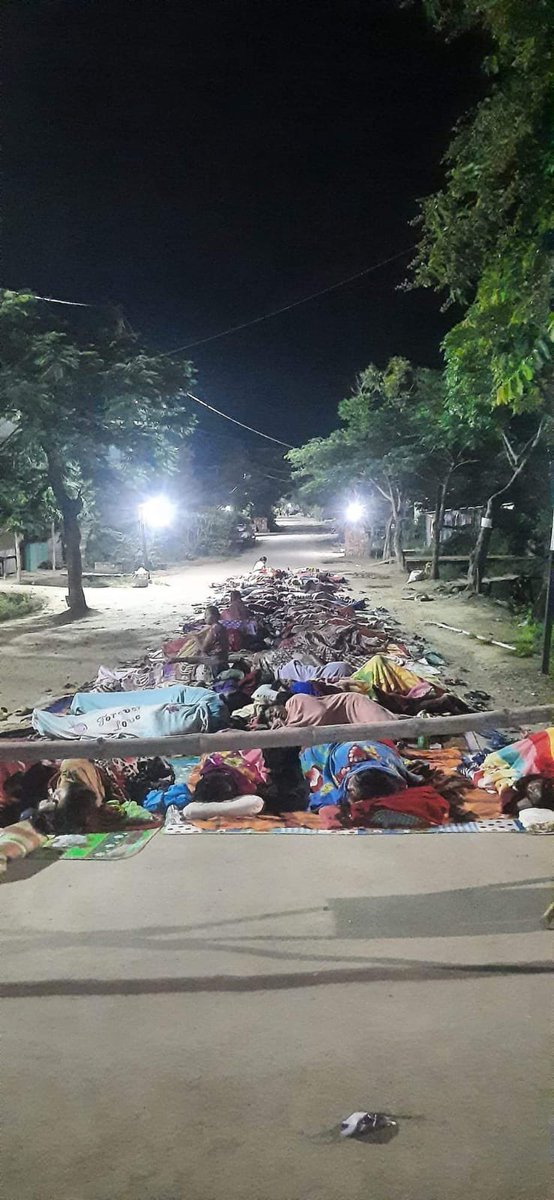 🛑 Armed with the only weapon at their disposal -  their frail unarmed #bodies, these #MeiraPaibi mothers are an epitome of sacrifice, and resilience, in the face of orchestrated #gunviolence and well funded disinformation/demonization campaigns

🛑 These women sleeping in the