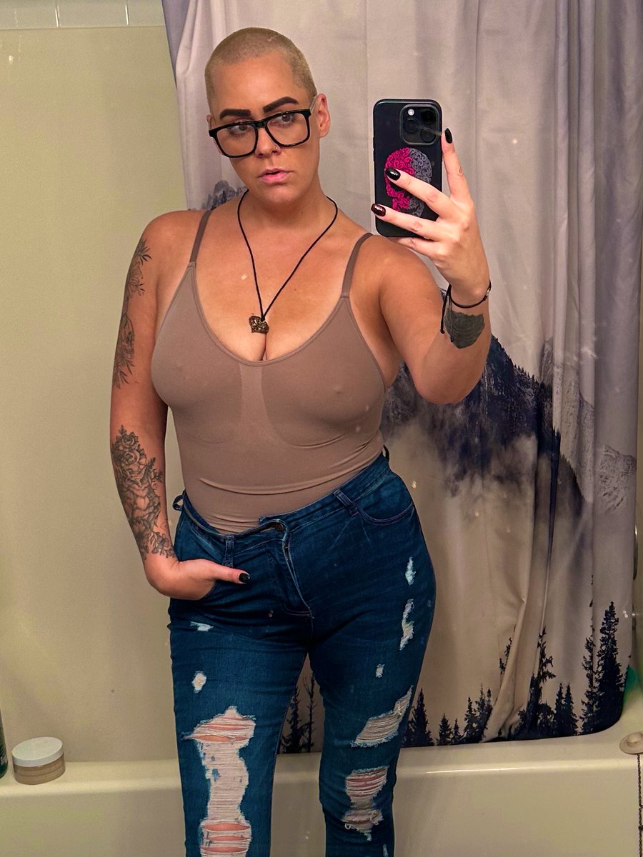 Jamiek00MM's tweet image. Weekend ready 👽
I’m ready to sit on my ass and binge watch horror movies.  Any suggestions…? 🎃💀
#Horrorfam  #TK 😏#favouritetimeoftheyear #horror