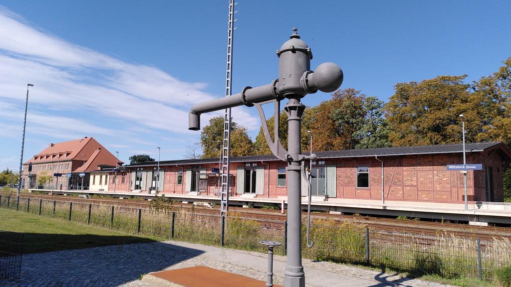 Unterwegs zum Festival "Unsere Bahnhöfe in Brandenburg" in #Neupetershain in der #Lausitz. Organisiert von lokalen Vereinen und der #KompetenzstelleBahnhof des @VBB_BerlinBB. U.a. mit <a href="/Schienenallianz/">Allianz pro Schiene</a> @coworkland... Zwei unterschiedliche Beispiele aus Kirchmöser und #Wittstock: