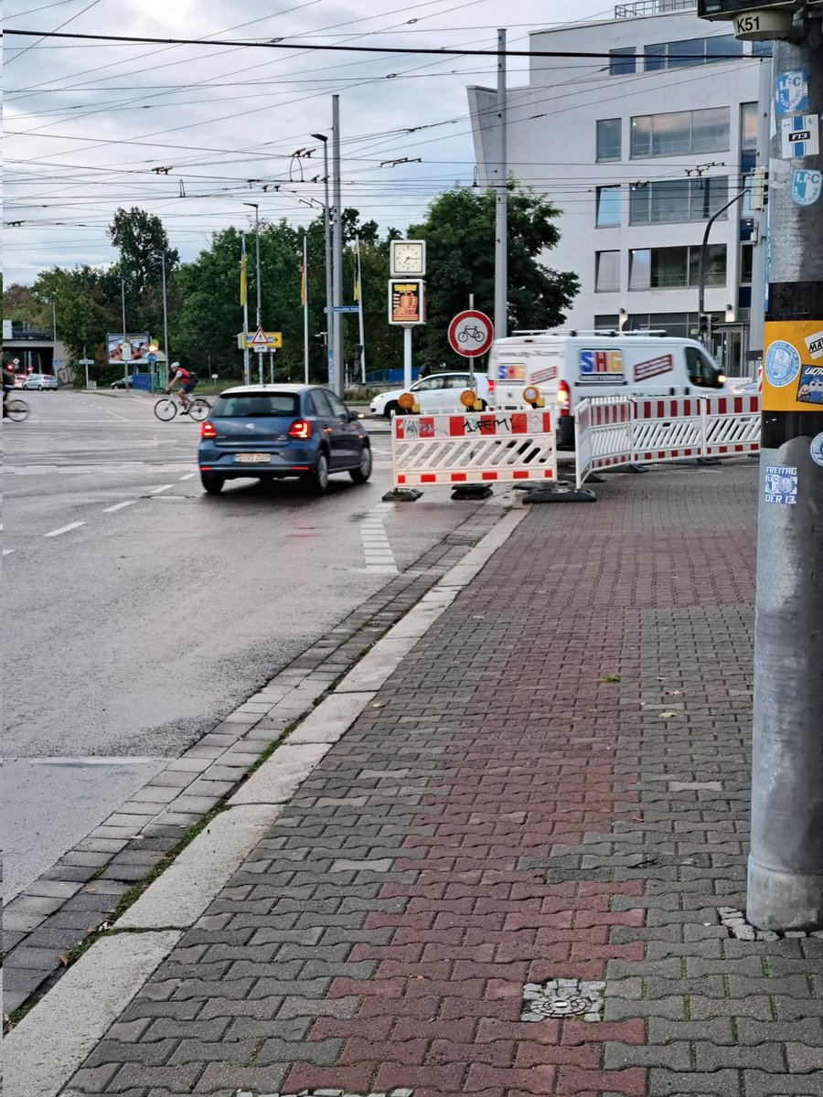 Die <a href="/Ottostadt/">Ottostadt Magdeburg</a> denkt immer noch nach, was sie eigentlich regeln wollte und welche Beschilderung dann korrekt gewesen wäre. Da aber schon wieder Asphalt im Loch ist, wird sich das Problem wohl von selber lösen. Honi soit qui mal y pense und so. <a href="/ADFC_MD/">ADFC Magdeburg</a> <a href="/MDradelt/">MDradelt</a>