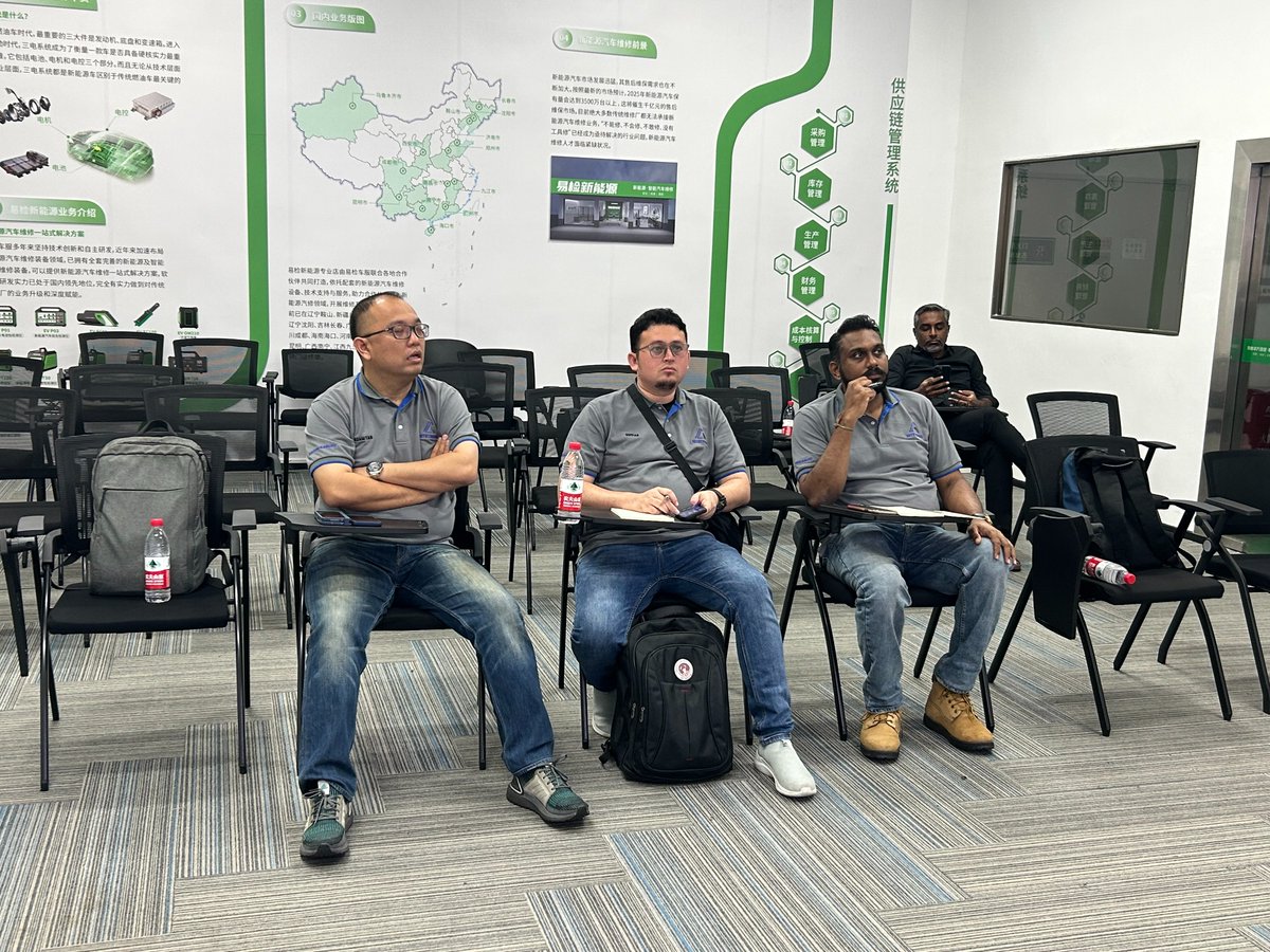 SmartSafe7's tweet image. Product training customized for Malaysian customers!  SmartSafe&apos;s technical support engineers provided detailed training on electric vehicle inspection and maintenance equipment and ADAS calibration products for three customers.

#smartsafeproducttraining
#adascalibration