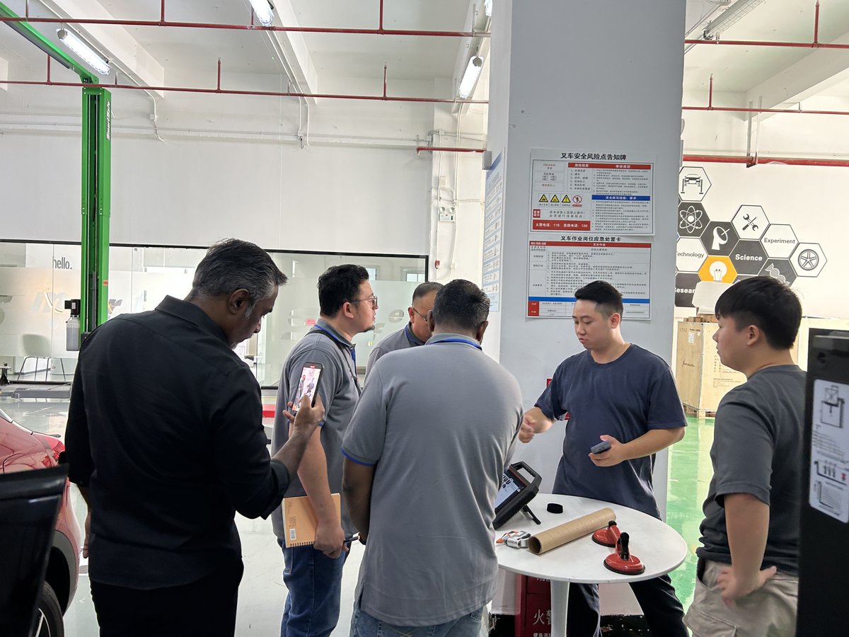 SmartSafe7's tweet image. Product training customized for Malaysian customers!  SmartSafe&apos;s technical support engineers provided detailed training on electric vehicle inspection and maintenance equipment and ADAS calibration products for three customers.

#smartsafeproducttraining
#adascalibration