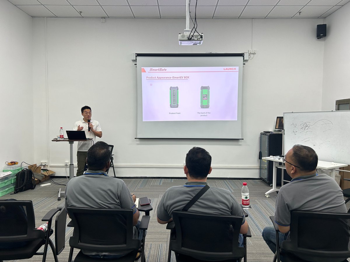 SmartSafe7's tweet image. Product training customized for Malaysian customers!  SmartSafe&apos;s technical support engineers provided detailed training on electric vehicle inspection and maintenance equipment and ADAS calibration products for three customers.

#smartsafeproducttraining
#adascalibration