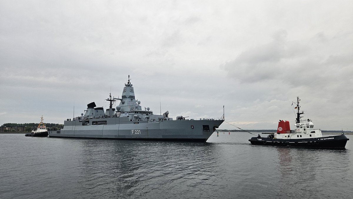 Ein graues Schiff wird von einem Boot gezogen, Bundeswehr/König