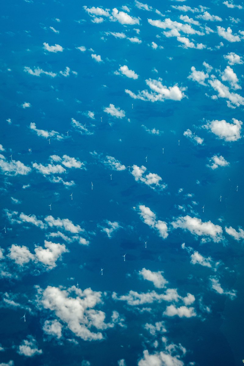 HainanToday's tweet image. Amazing! An #offshore #windmill #overlooking the Qiongzhou Strait from an #airplane.

#Hainan #Aerialphoto #photography #PictureOfTheDay